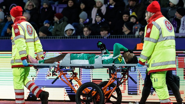 Martin Ndzie musste mit einer Trage abtransportiert werden.