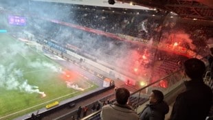 Der Fan-Frust entlud sich mit Bengalen und Raketen.