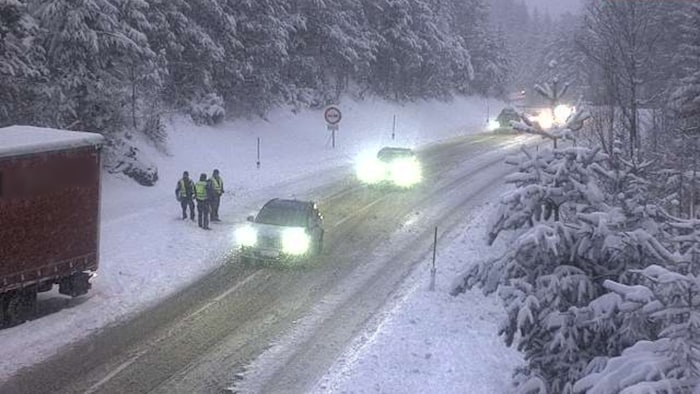 Am Fernpass blieben Lkw hängen. Die B179 musste zeitweise auch gesperrt werden.