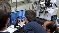 Das Team überprüft den QR-Code.