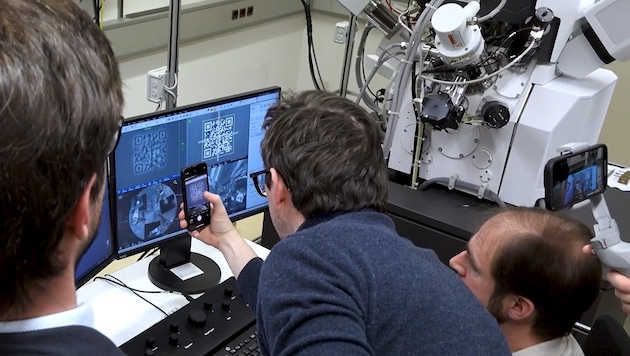 Das Team überprüft den QR-Code.