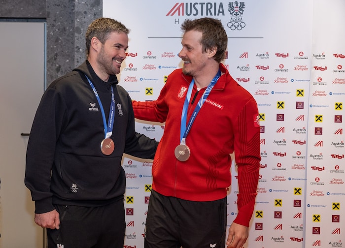 Vincent Kriechmayr (li.) und Manuel Feller holten bislang die einzige Medaille bei den ...