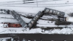 Die Waggons sprangen aus den Gleisen.