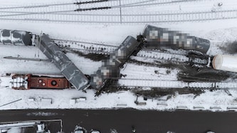 Die Waggons sprangen aus den Gleisen.