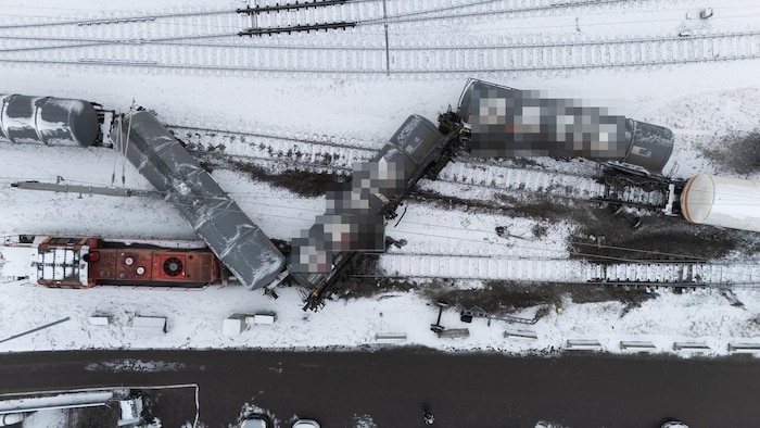 Die Waggons sprangen aus den Gleisen.