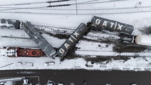 Die Waggons sprangen aus den Gleisen.