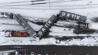 Die Waggons sprangen aus den Gleisen.