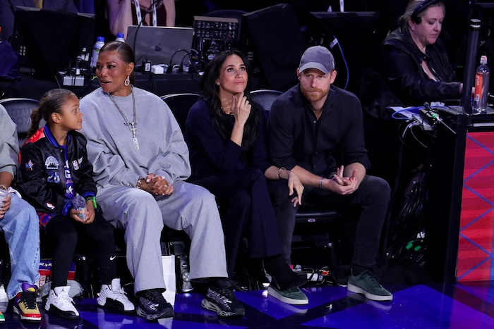 Harry und Meghan fiebern neben Queen Latifah und deren Tochter Rebel beim Spiel mit.