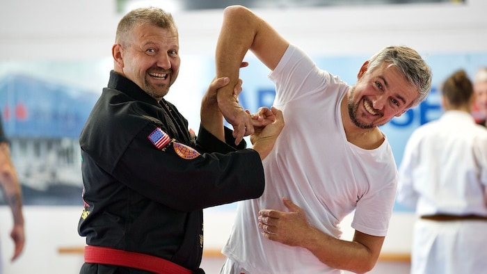 Es ist amtlich: Tiefenbach, der beim Unter- richten sichtlich Spaß hat, darf sich über den 10. ...