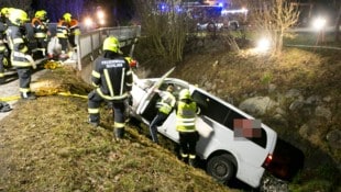 Das Taxi stürzte aus rund sechs Metern Höhe in einen Bach.
