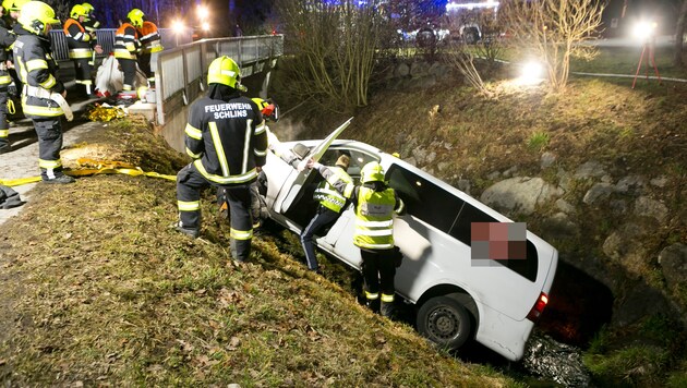 Das Taxi stürzte aus rund sechs Metern Höhe in einen Bach.
