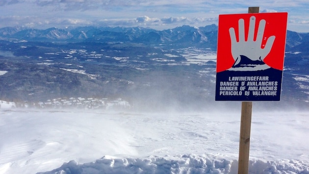 Die Lawinengefahr ist im Winter in den Bergen allgegenwärtig.
