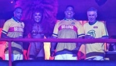 Carlo Ancelotti (ganz rechts) mit den Ex-Kickern Denilson (ganz links) und Ronaldo sowie der ...