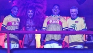 Carlo Ancelotti (ganz rechts) mit den Ex-Kickern Denilson (ganz links) und Ronaldo sowie der ...