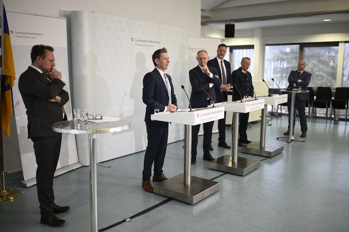 Bei den langwierigen Ermittlungen wurden nach Angaben der Polizei im Rahmen einer ...