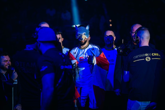Vorsicht, bissig! Schordje beim Ring-Einzug.