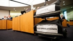 „Fakten statt Spekulationen“ forderte die ÖVP via Aktenwagen-Aufschrift im ...