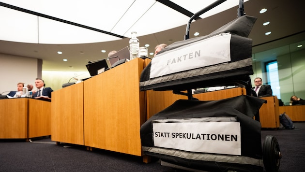 „Fakten statt Spekulationen“ forderte die ÖVP via Aktenwagen-Aufschrift im Pilnacek-U-Ausschuss.