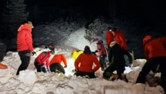 Die Einsatzkräfte gruben die Wintersportler aus. Für sie kam aber leider jede Hilfe zu spät.