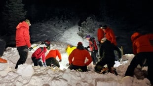 Die Einsatzkräfte gruben die Wintersportler aus. Für sie kam aber leider jede Hilfe zu spät.