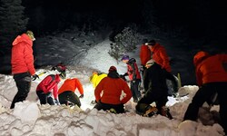 Die Einsatzkräfte gruben die Wintersportler aus. Für sie kam aber leider jede Hilfe zu spät.