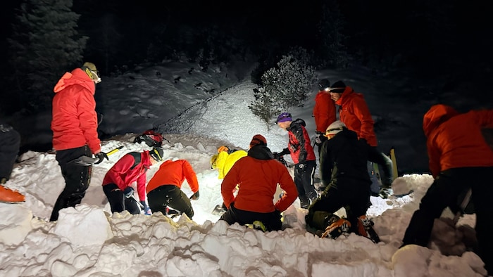 Die Einsatzkräfte gruben die Wintersportler aus. Für sie kam aber leider jede Hilfe zu spät.