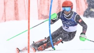 Fabio Gstrein raste bei starkem Schneefall auf den dritten Zwischenrang. 