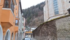 Der Hausberg nimmt dem ganzen Ort das Sonnenlicht.