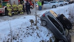 Direkt den Hang hinunter in den Bach ist das Auto gestürzt.