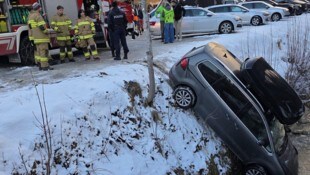 Direkt den Hang hinunter in den Bach ist das Auto gestürzt.