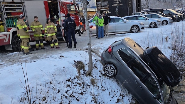 Direkt den Hang hinunter in den Bach ist das Auto gestürzt.