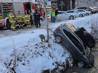 Direkt den Hang hinunter in den Bach ist das Auto gestürzt.