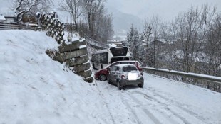 Der Linienbus und die beiden Autos rutschten auf der Schneefahrbahn ineinander.