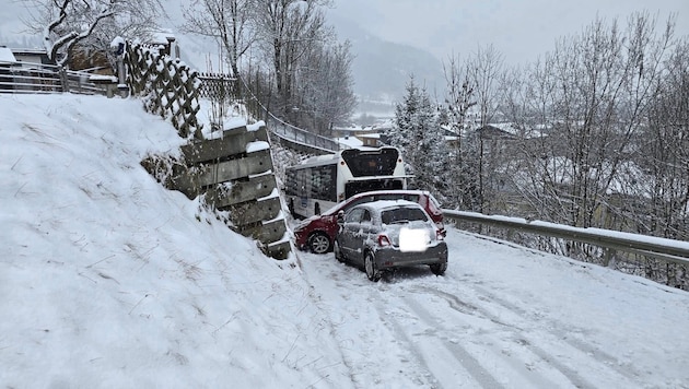 Der Linienbus und die beiden Autos rutschten auf der Schneefahrbahn ineinander.