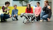 Bei der Thementour im Linzer Ars Electronica Center kann man mit einem Roboterhund interagieren.