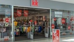 Der deutsche Textil- und Haushaltswaren-Discounter Kik schließt europaweit Hunderte Filialen. ...