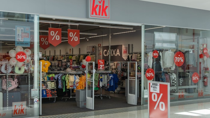 Der deutsche Textil- und Haushaltswaren-Discounter Kik schließt europaweit Hunderte Filialen. ...