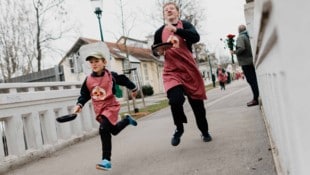 Mit Pfanne und Palatschinke waren möglichst flott 400 Meter zu bewältigen.