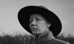 In „Rose“ spielt Hüller eine Frau, die sich als Mann ausgibt, um dadurch ein besseres Leben zu ...