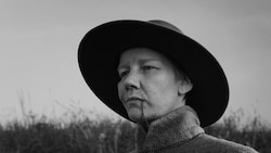 In „Rose“ spielt Hüller eine Frau, die sich als Mann ausgibt, um dadurch ein besseres Leben zu ...