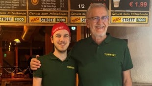 Fabrice und Peter bereiten alles für die Streetfood-Küche vor. 