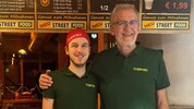 Fabrice und Peter bereiten alles für die Streetfood-Küche vor. 