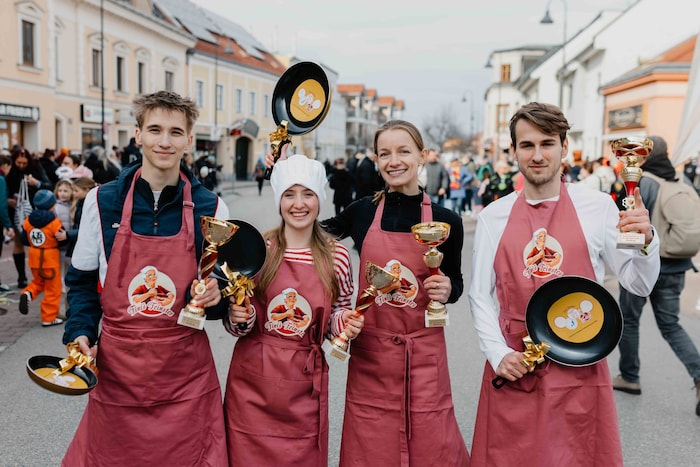 Die Siegerinnen und Sieger: Johannes Kozisek aus Weigelsdorf, Heidi Csida aus Himberg sowie ...