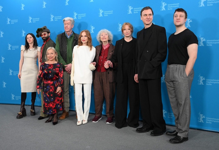 Conchita Wurst mit den Stars von „Die Blutgräfin“