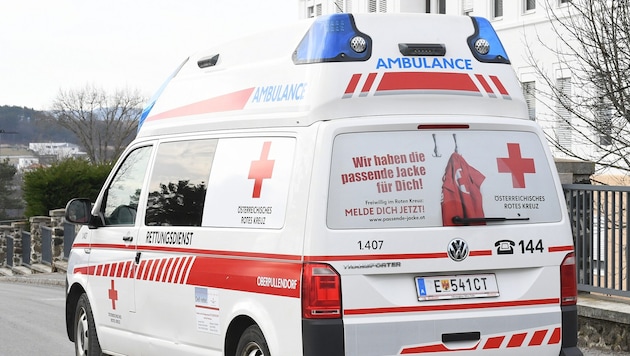 Der offenbar stark alkoholisierte Partygast wurde von der Rettung ins Spital gebracht.