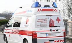 Der offenbar stark alkoholisierte Partygast wurde von der Rettung ins Spital gebracht.