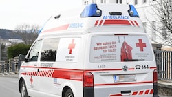 Der offenbar stark alkoholisierte Partygast wurde von der Rettung ins Spital gebracht.