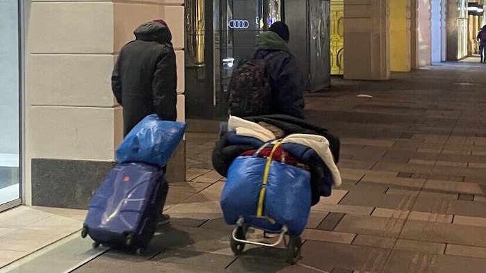 Menschen ohne Obdach mit Rollwagen auf der Kärntner Straße