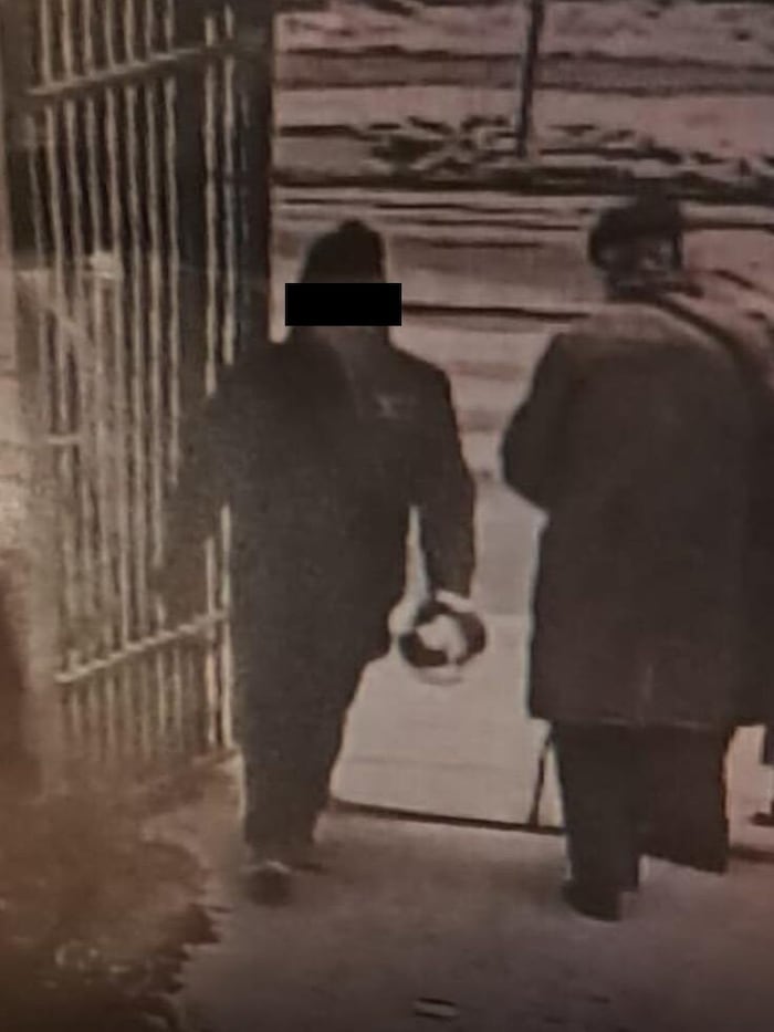 Mit einem Plastik-Blumenstrauß verschaffte sich der 61-Jährige Zutritt in die Seniorenresidenz.