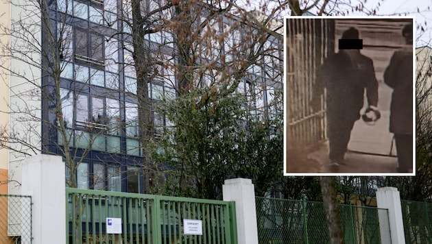 Gesichtet: Mit einem Plastik-Blumenstrauß betrat der 61-Jährige die Seniorenresidenz.